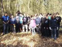 Schueler der 8. Klasse beräumen das Umfeld des neu gestalteten Waldfriedhofes in Conow
